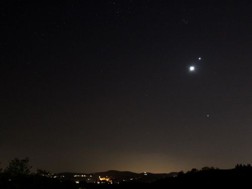 Giove e Pleiadi con Luna e Venere in congiunzione